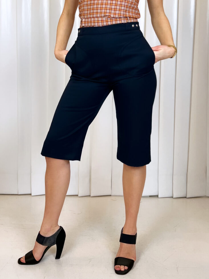 Marineblå knælange shorts