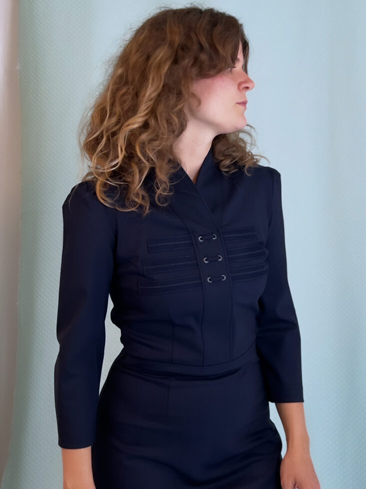 Marineblå kjole med sjalskrave lukning