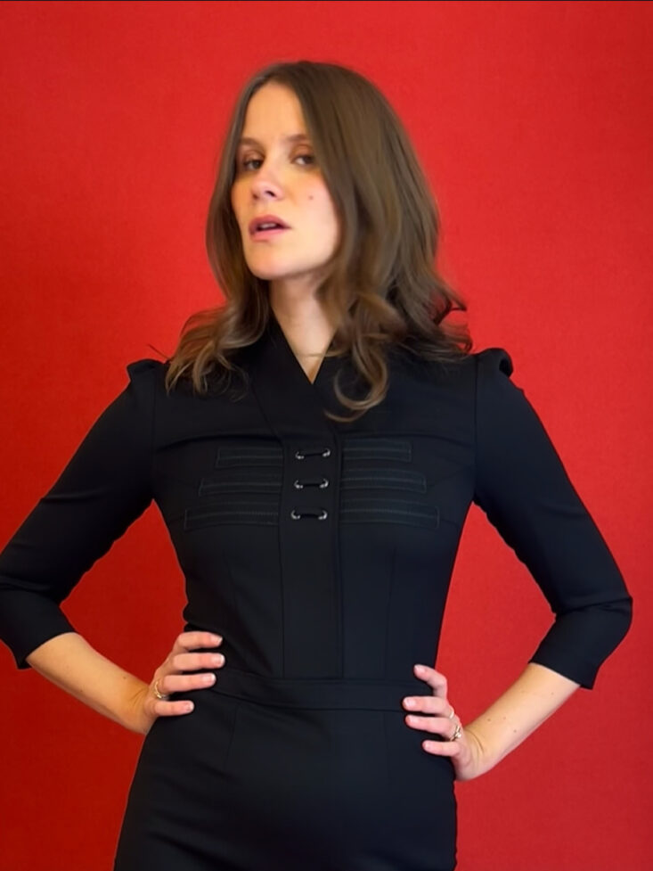 Sort kjole med sjalkravelukning