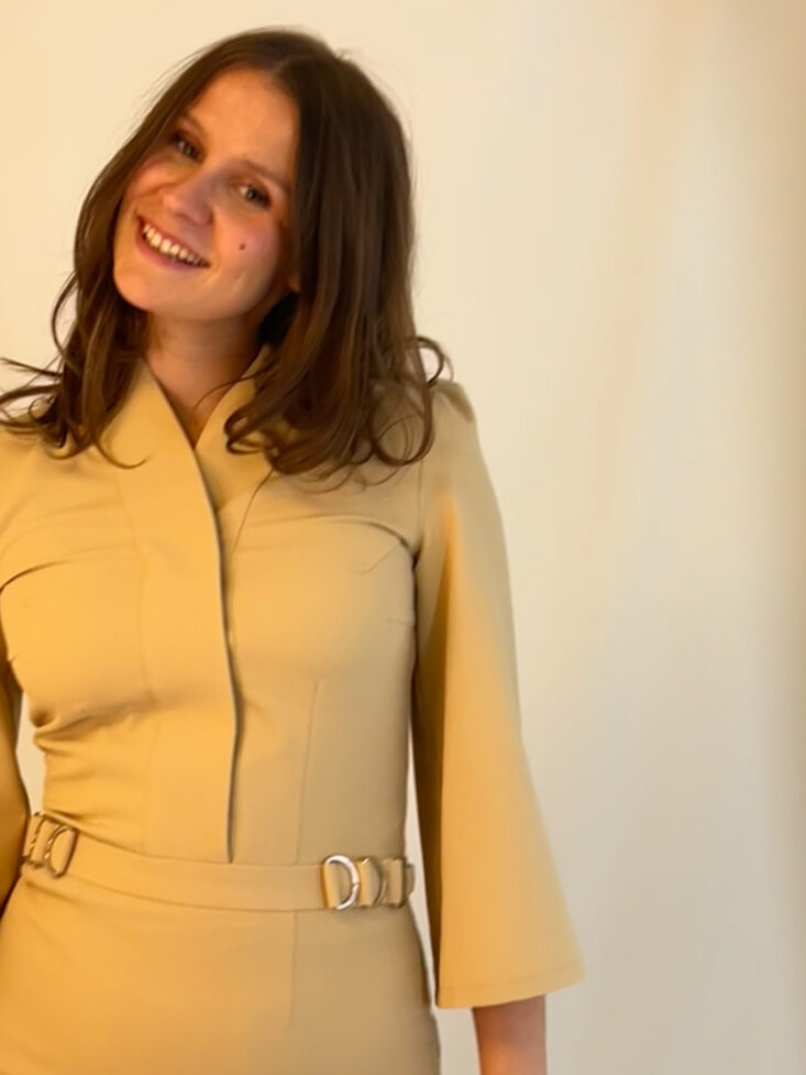 Lys gul kjole med sjalskrave