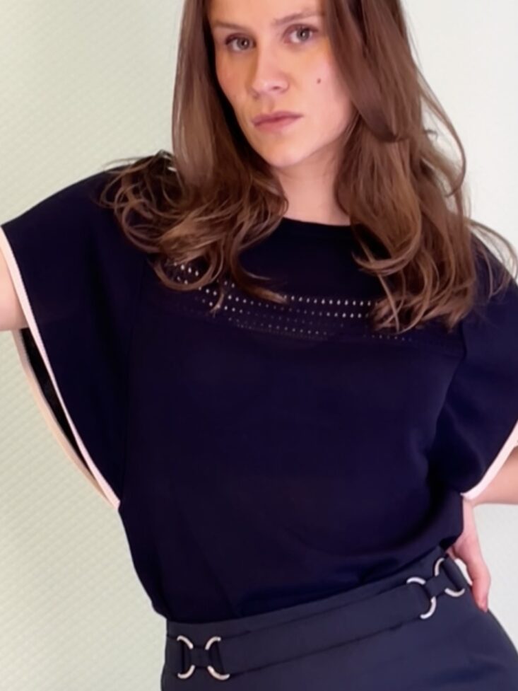 Marineblå viskose/silke strik med sommerfugleærmer