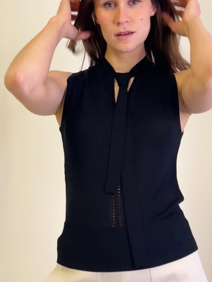 Sort top med bindebånd og mønstret ryg