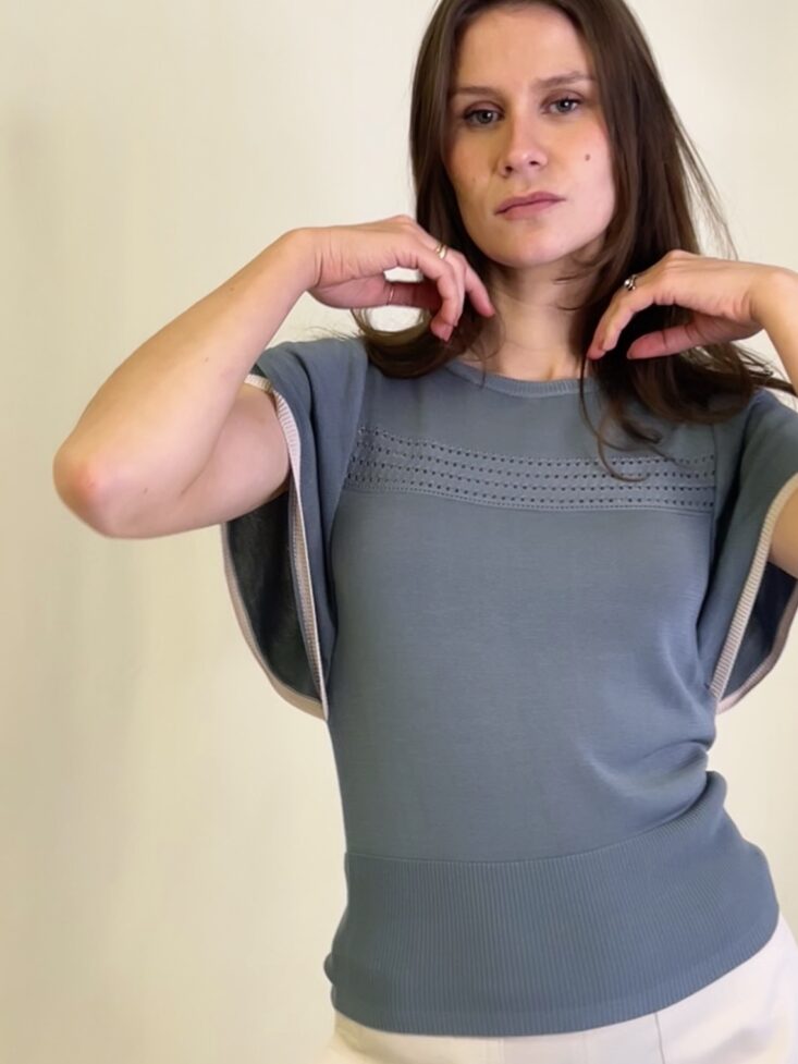 Havblå viskose/silkestrik med sommerfugle ærme