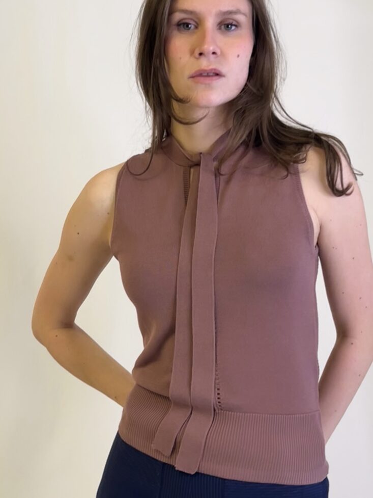 Mørk pudder top med bindebånd og mønstret ryg