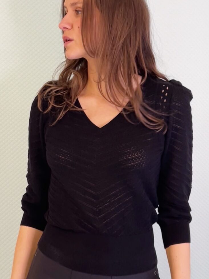 Sort hulmønsterstrik med 3/4 ærme i bomuld/cashmere