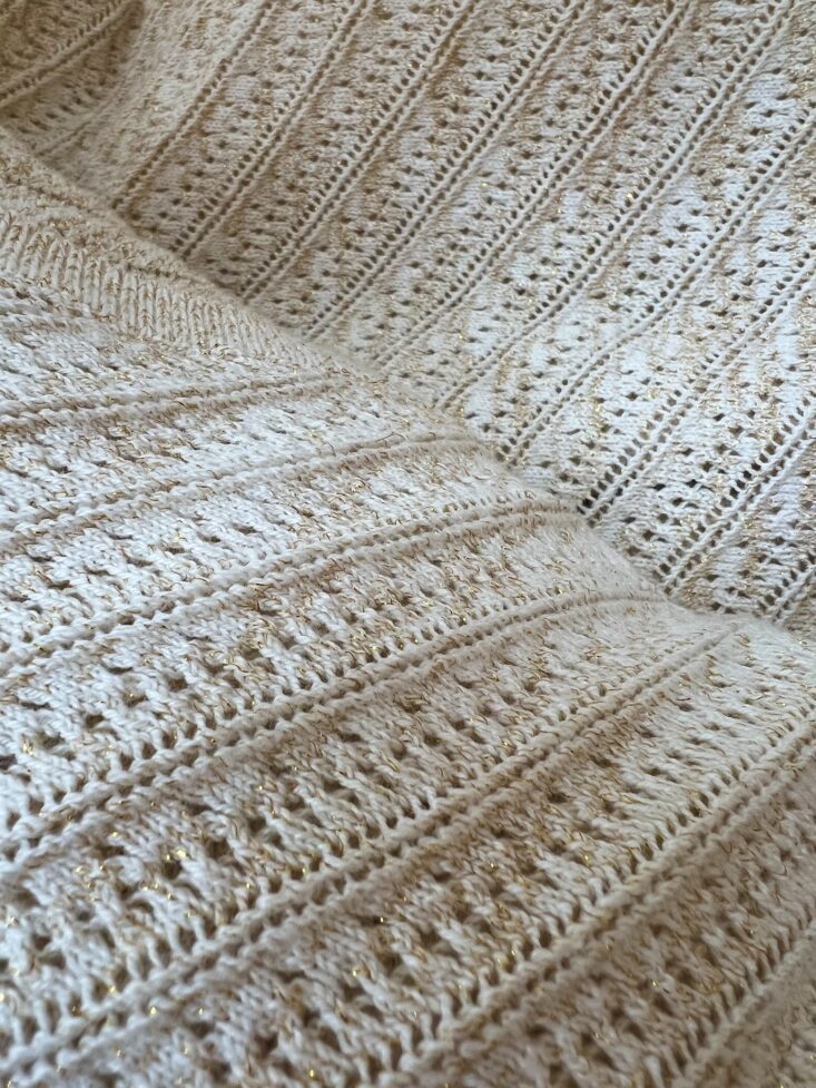 Flødefarvet strik med guldtråd i bomuld/cashmereæ