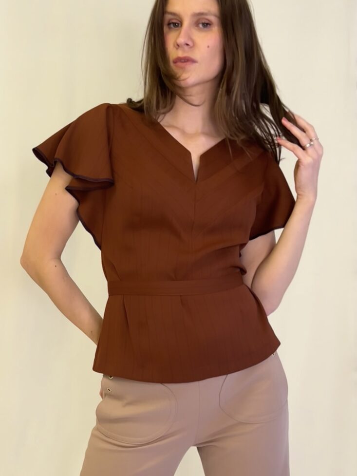 Brændt orange stribet bluse med sommerfugleærme